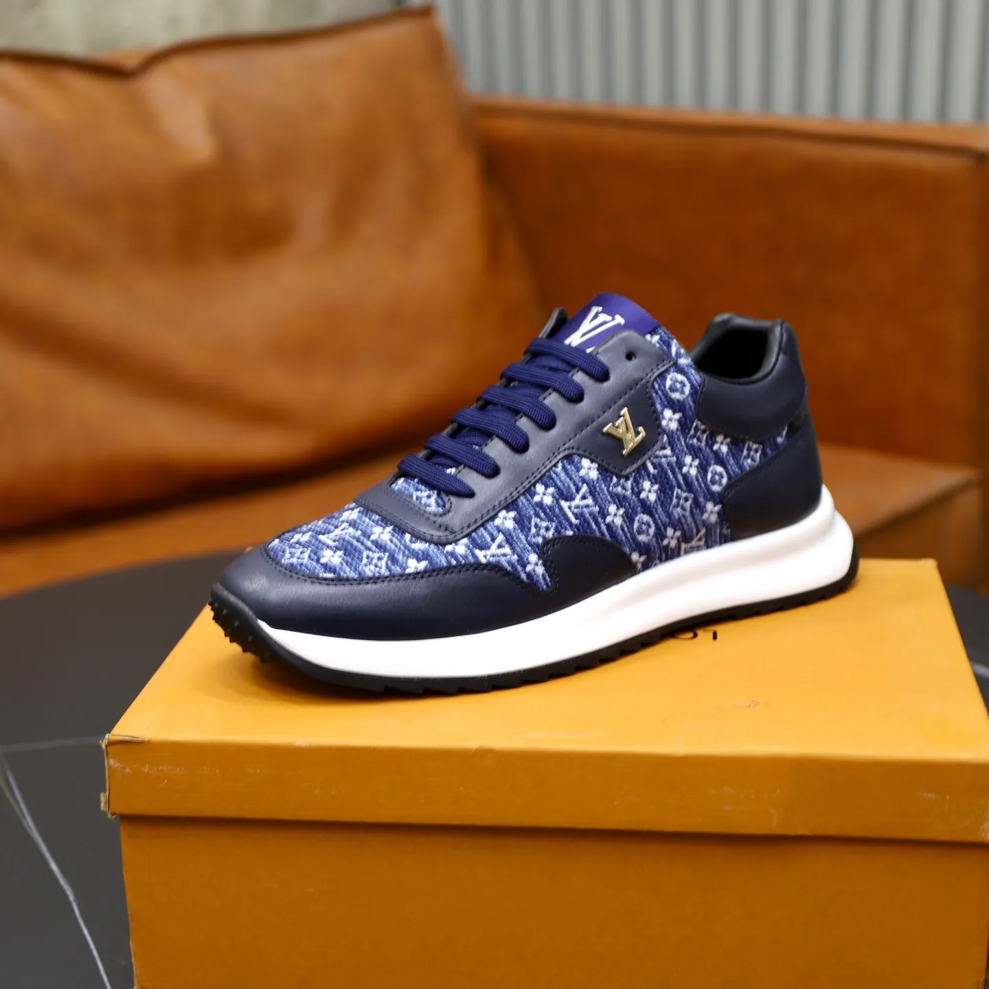 Ex-factory price: 462💰🙅‍♂️🙅‍♂️🙅‍♂️ Brand: LV Louis Vuitton Standard code: 38-44 (45 customized) Grade: Same as the official website Material: Original cowhide stitching brand cloth Comfortable and breathable lining Lightweight and wear-resistant sports outsole Style category: Men's fashion casual shoes Running sneakers Distinguished luxury brand elements Top luxury Color: actual picture color
